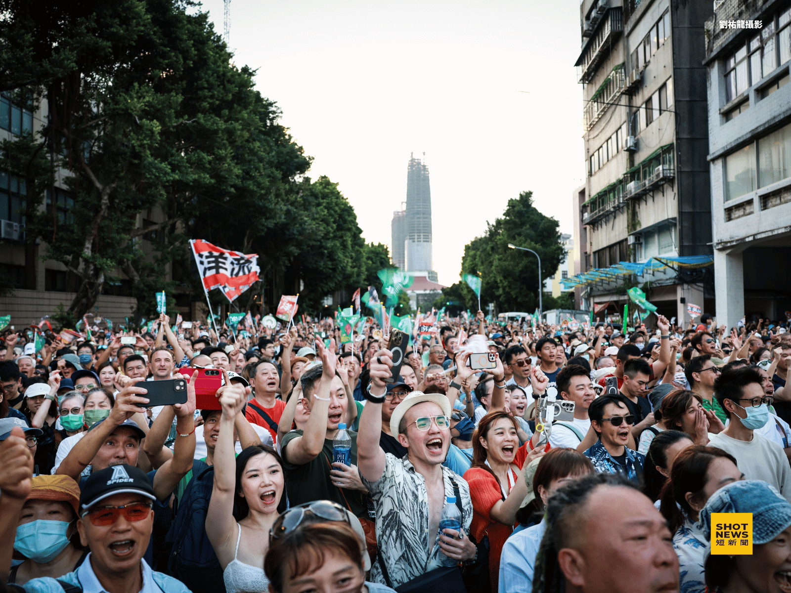 沈伯洋支持者到場熱情相挺。(攝影:劉祐龍)