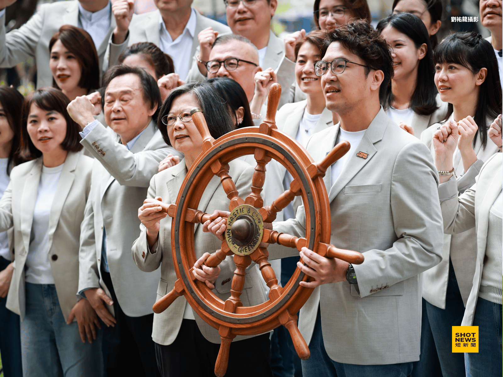 沈伯洋登記 蔡英文贈船舵力挺