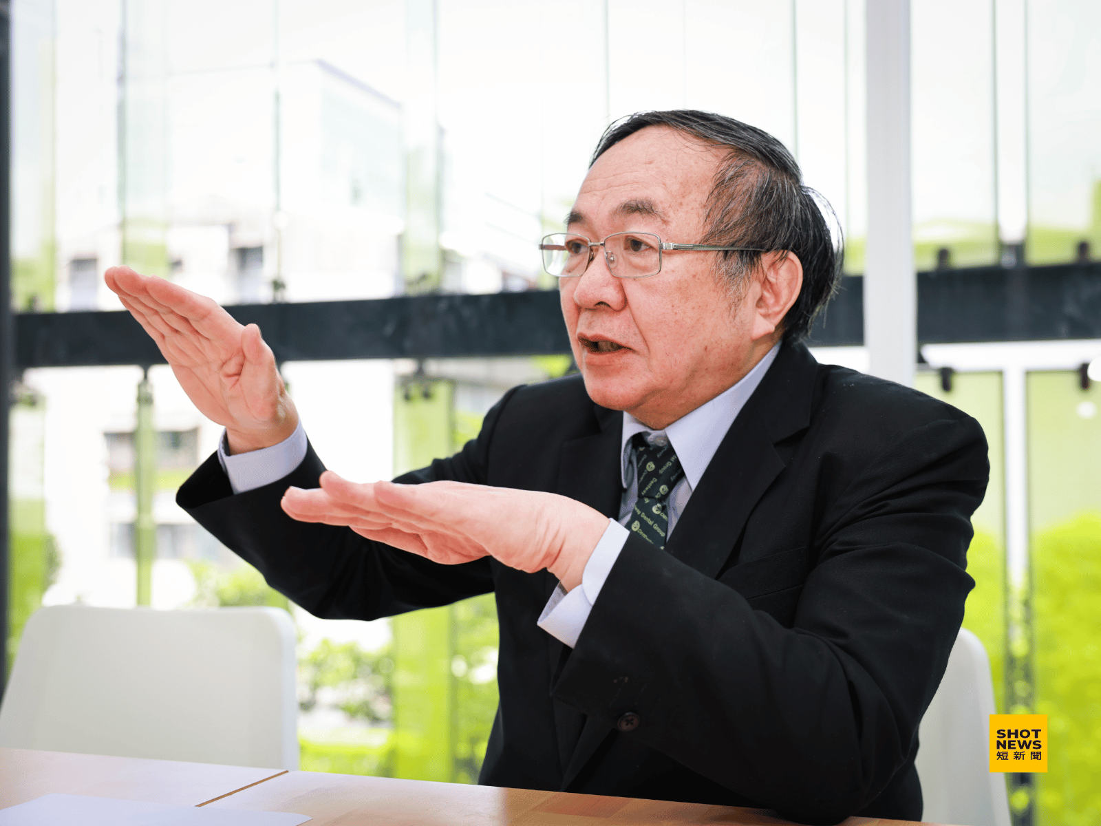 陳義聰說，醫生再厲害，假牙做出來有問題也沒有用。只要自己控制，品質就能把關。目前只有我們垂直整合。