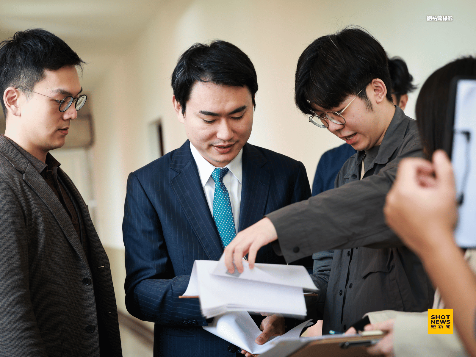 陳冠廷在會議休息之餘,抓緊時間為提案簽名。
