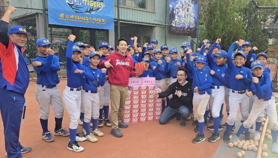 總統府副秘書長何志偉前往福林國小探望少棒隊。（何志偉辦公室提供）