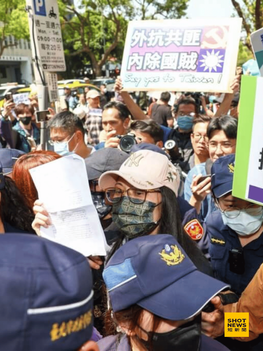 網紅「亞亞在台灣」劉姓陸配（中粉色帽子）涉武統言論遭令離境。(圖：中央社)