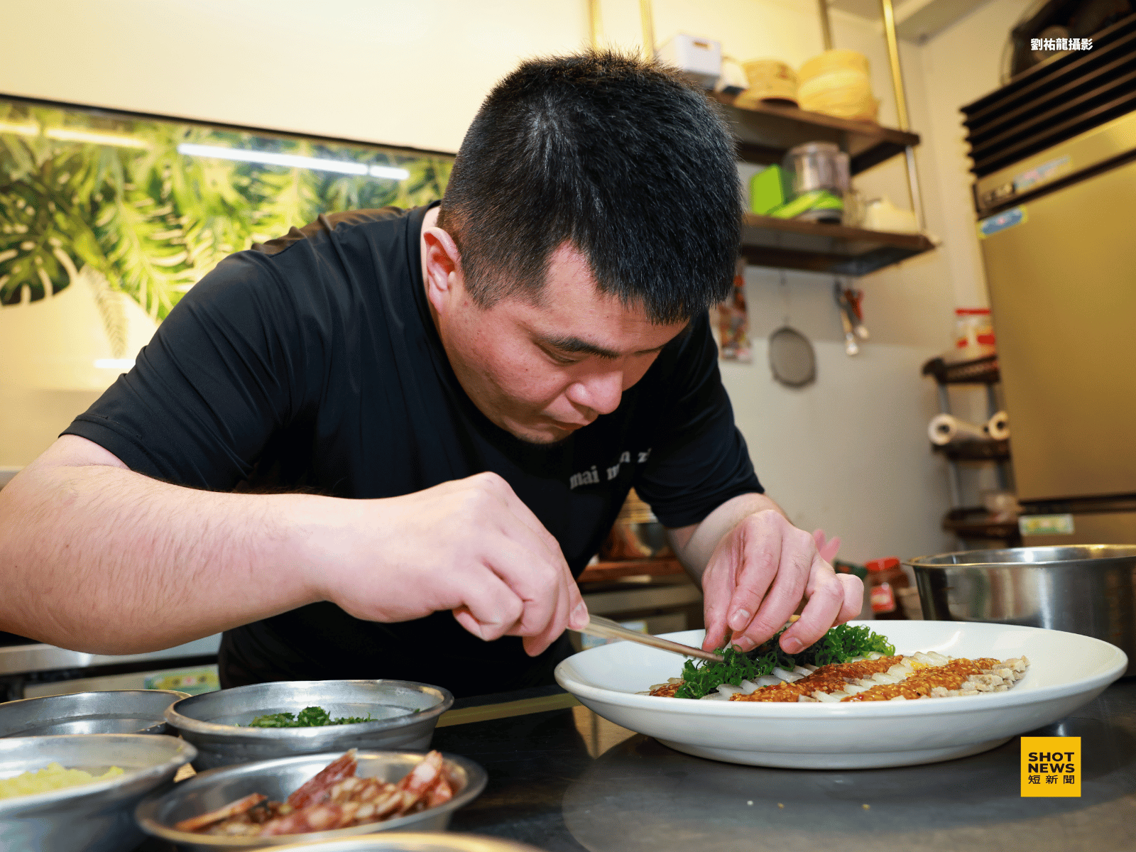 私廚麥面子主廚羅世超對於擺盤也非常用心與注意。(劉祐龍攝影)