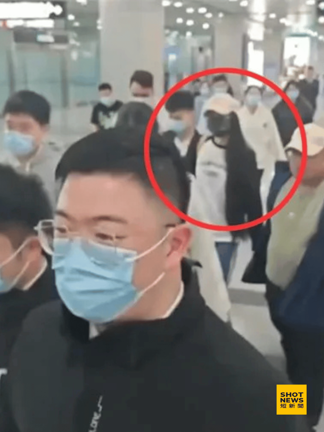 亞亞一下機，就被大批「神秘黑衣人」帶走。