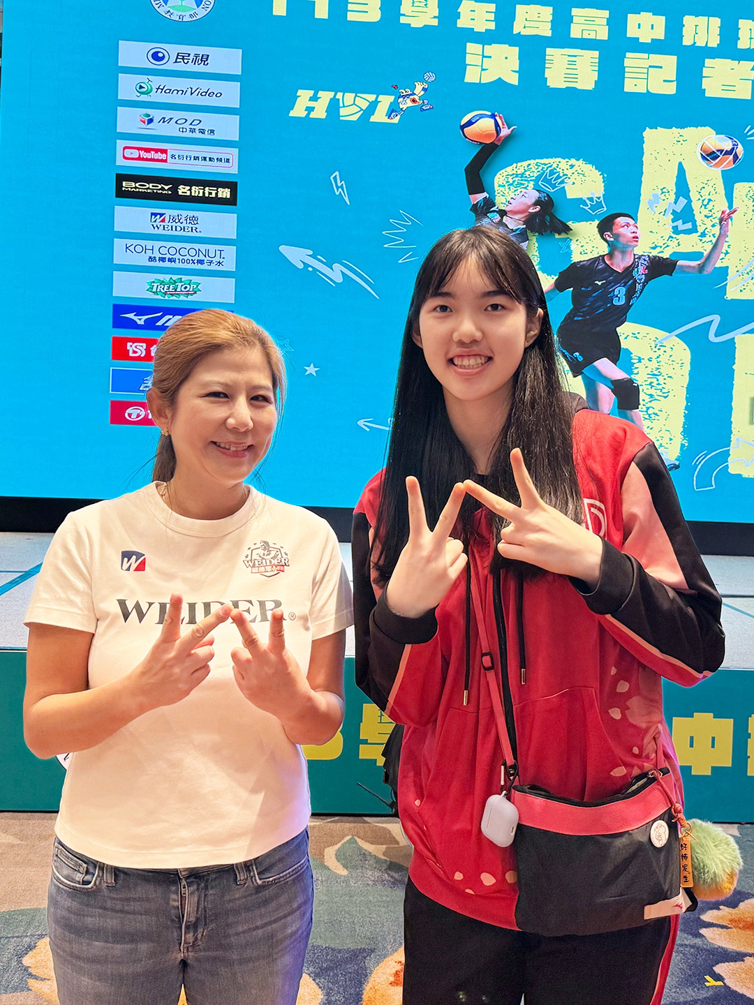 美國威德亞太區執行副總 Maria Chen與本屆威德眾星獎助計畫獎學金得主，東山高中盧佳玟同學合影。