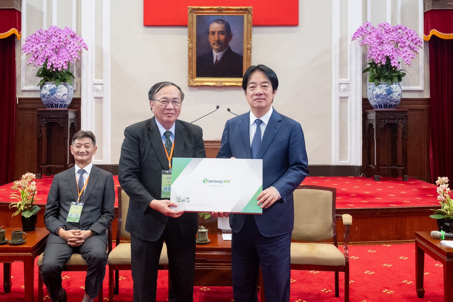 德威口腔醫療體系創辦人陳義聰(左)入府晉見總統賴清德(右)。(德威口腔醫院提供)