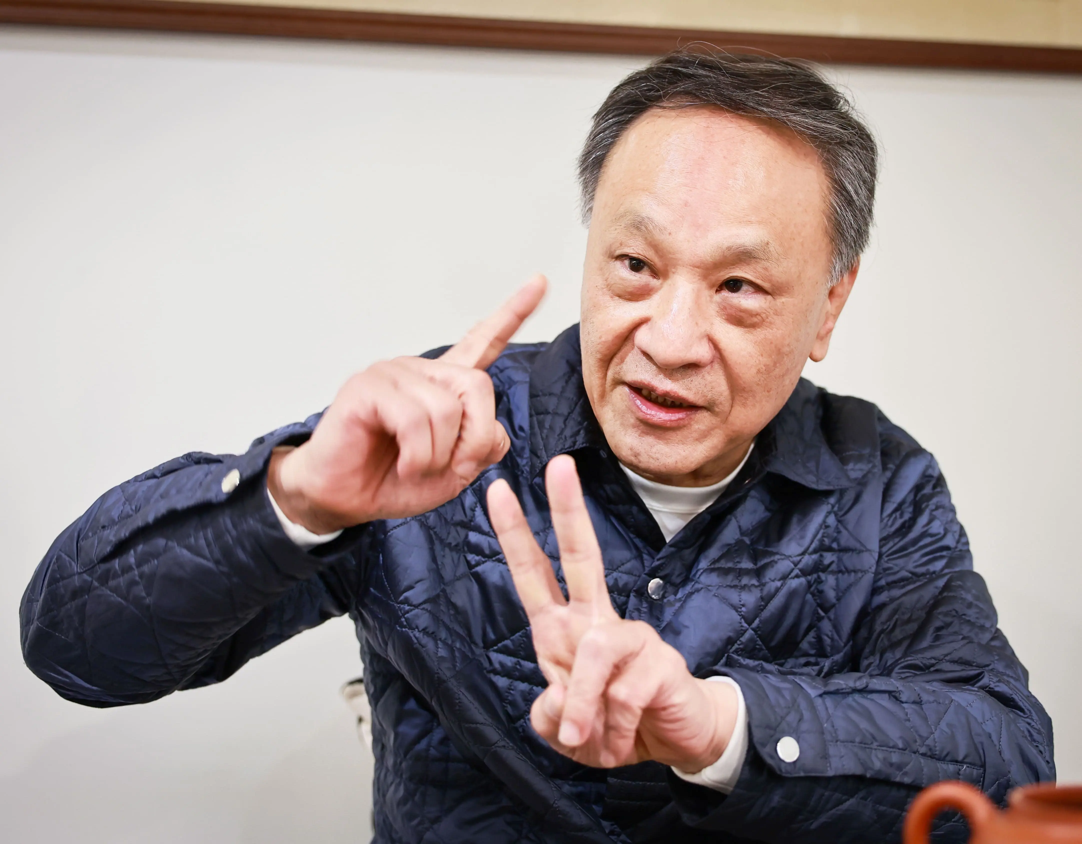 針對來台移工，王派然的公司派人晚上教中文、教專業技能，甚至教他們用電腦。
