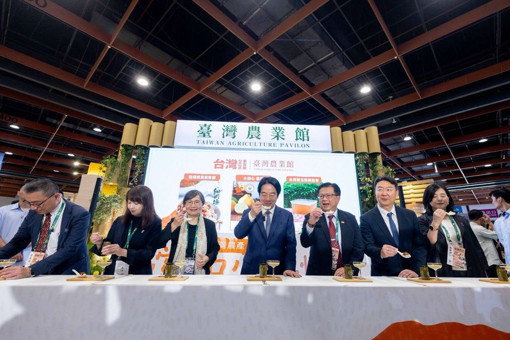 總統賴清德(圖中)與榮譽會長葉菊蘭(左3)、會長簡余晏(左2)與相關官員品嚐美食。(圖 / 台灣觀光協會提供)