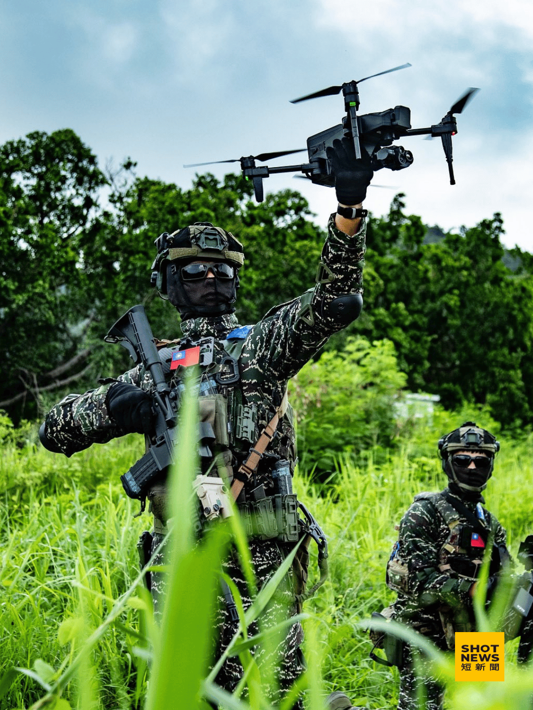 台灣海軍陸戰隊成員運用無人機進行偵察行動。(國防部發言人)