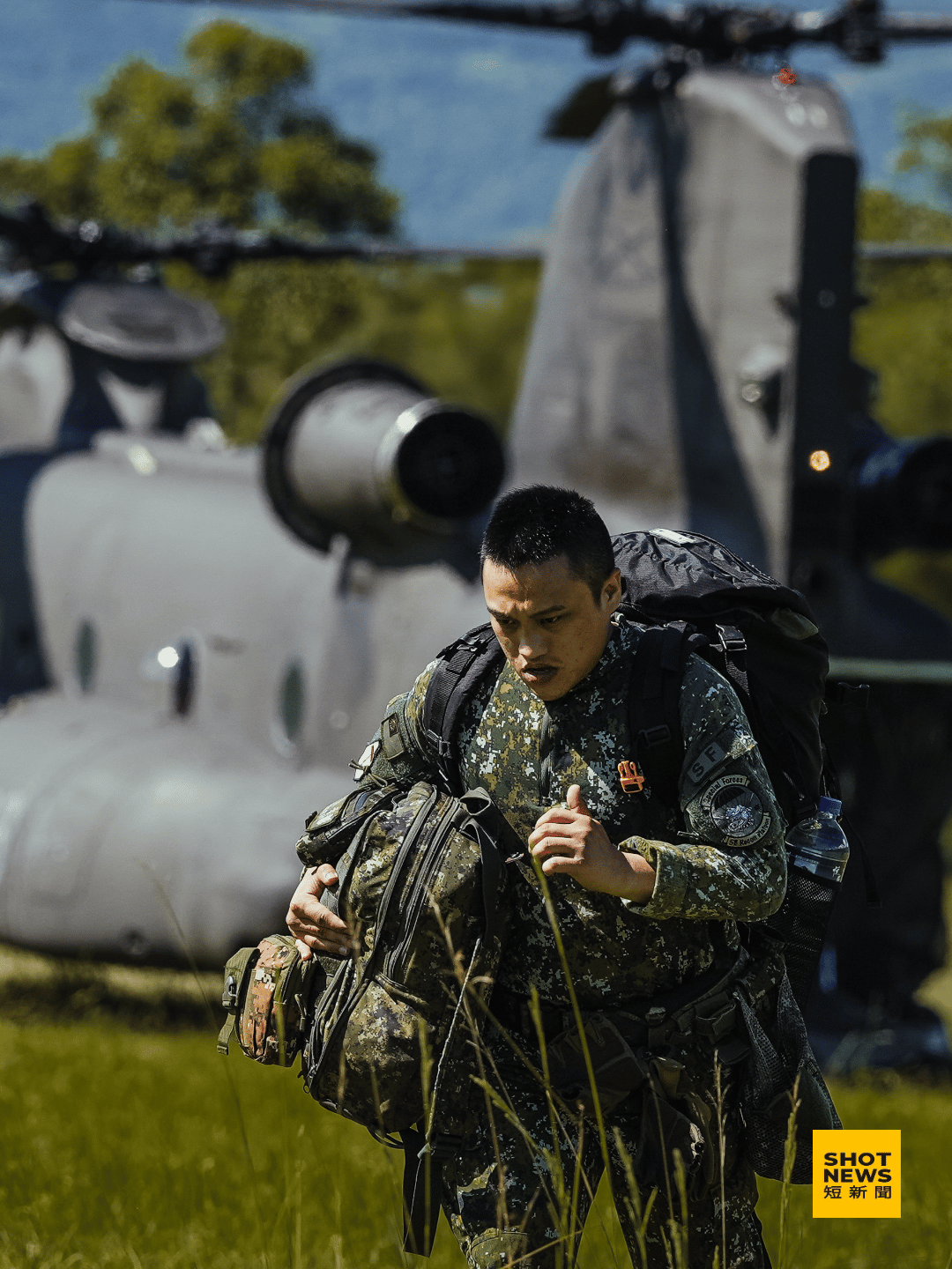陸軍航特部CH-47SD運輸直升機與特戰士兵前進花蓮災區搜救。(陸軍特種作戰指揮部)