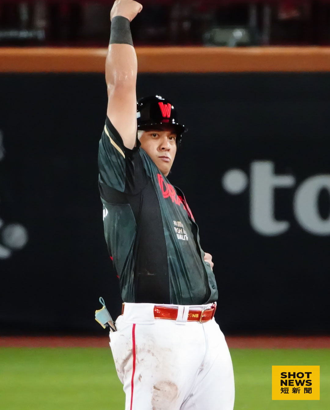 吉力吉撈・鞏冠上壘後向龍隊休息室振臂（圖：謝硯宇攝影）