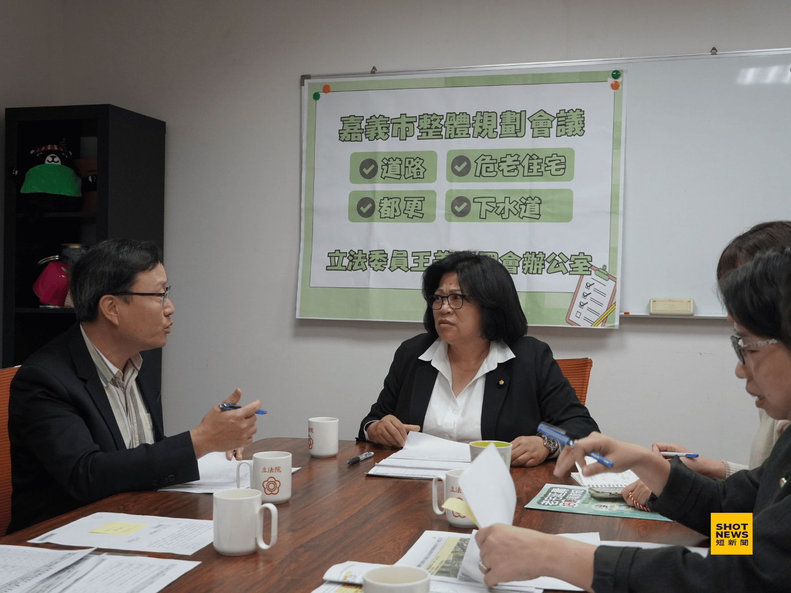 立法委員王美惠與國土管理署署長蔡長展，針對嘉義市老宅延壽、排水系統及城鎮風貌等議題進行深度研商，成功向中央爭取超過4億元經費。(王美惠辦公室提供)