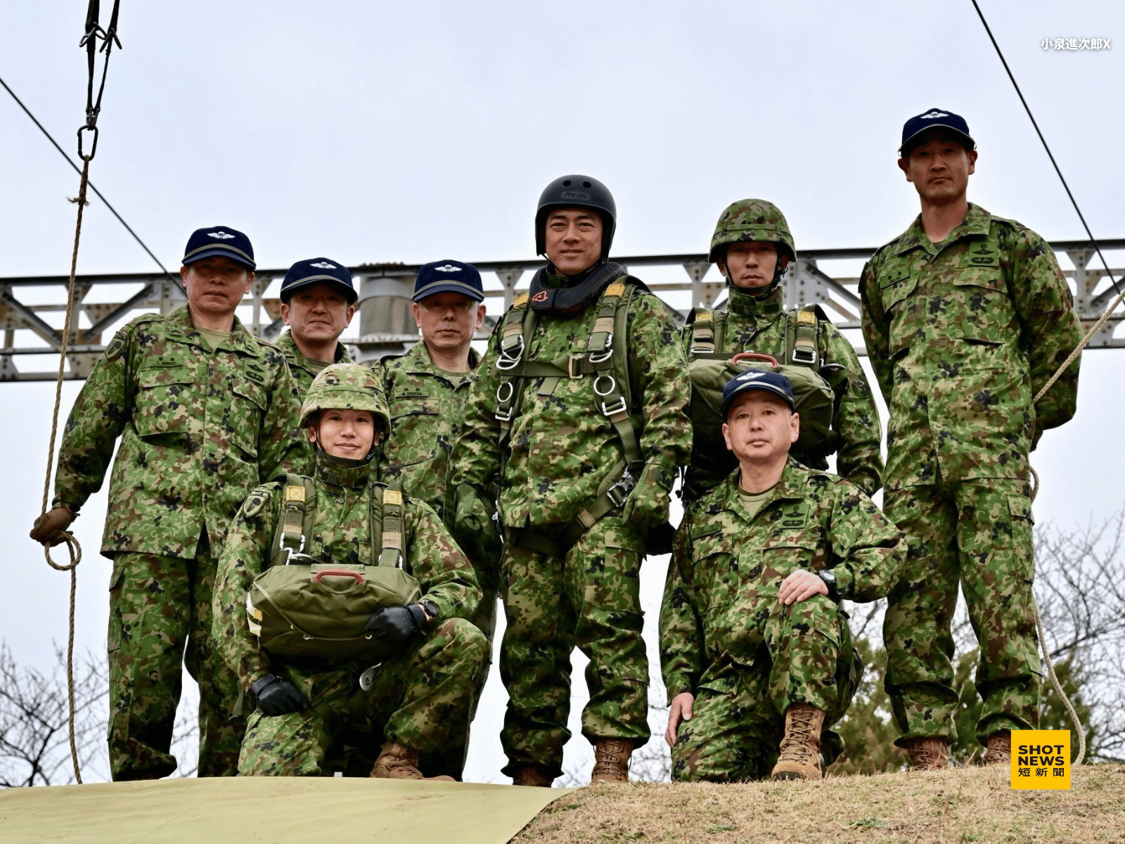 小泉進次郎視察日本陸上自衛隊空降單位的訓練。(小泉進次郎X)
