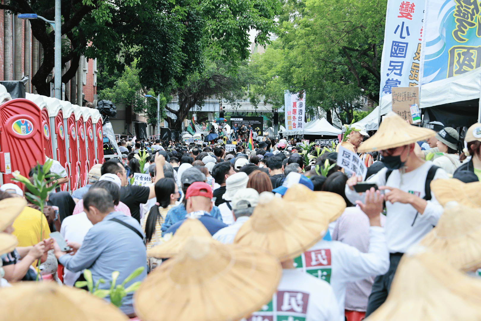 從上午開始，立院周邊就開始集結參與民眾。(劉祐龍攝影)