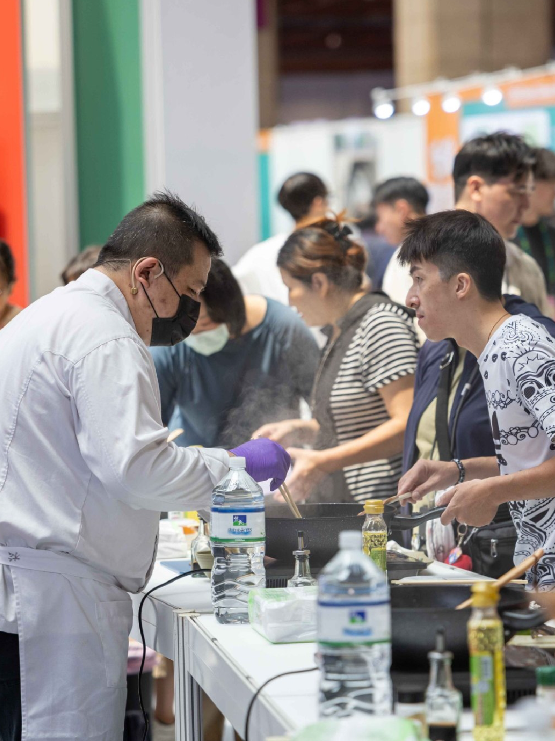 去年2024台灣美食展現場氣氛熱烈，民眾踴躍參與活動並與展攤互動，展現實體展會的吸引力。（台灣觀光協會提供）