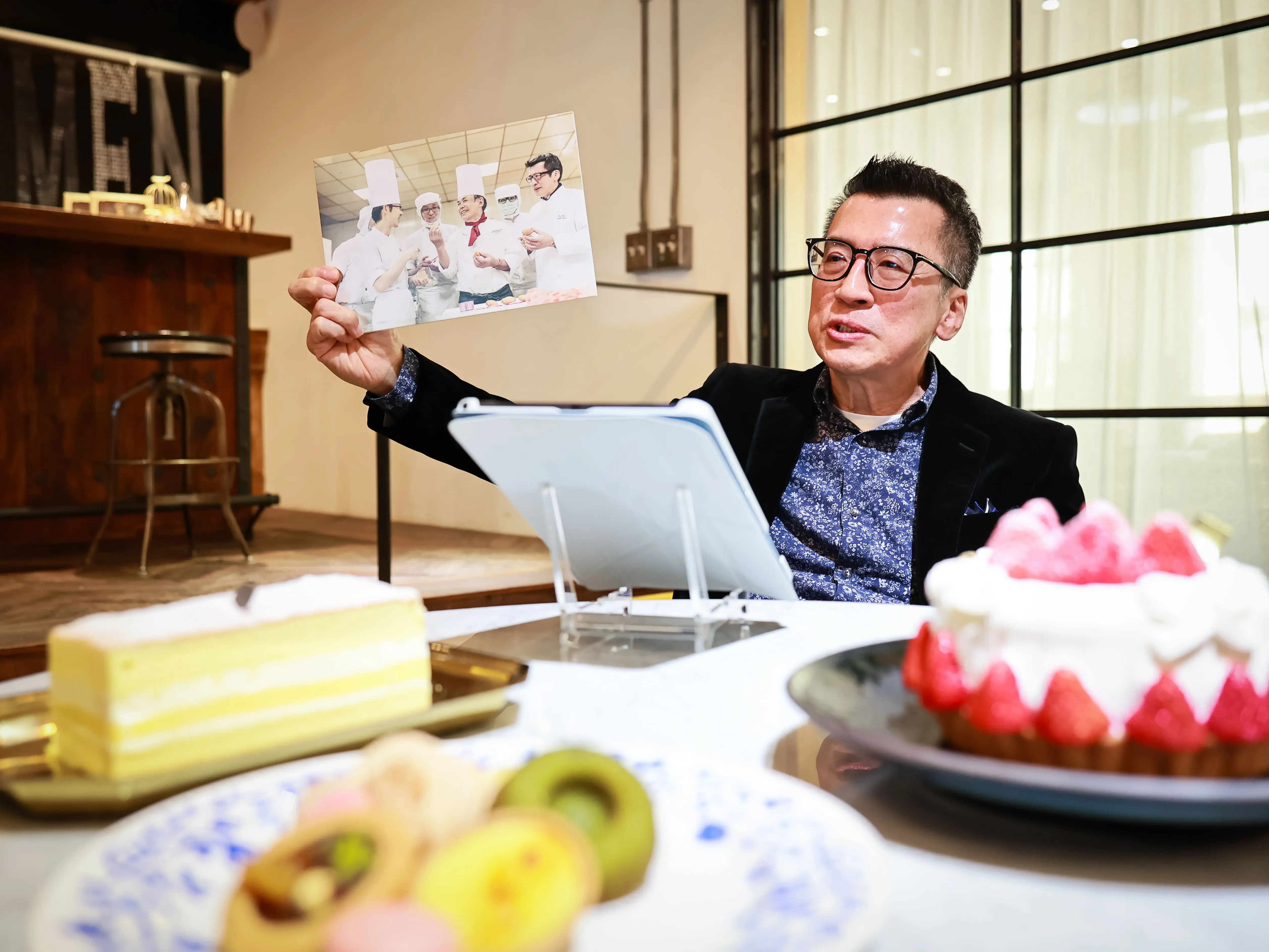 洪強森與日本洋菓子教父神保勝司合作。