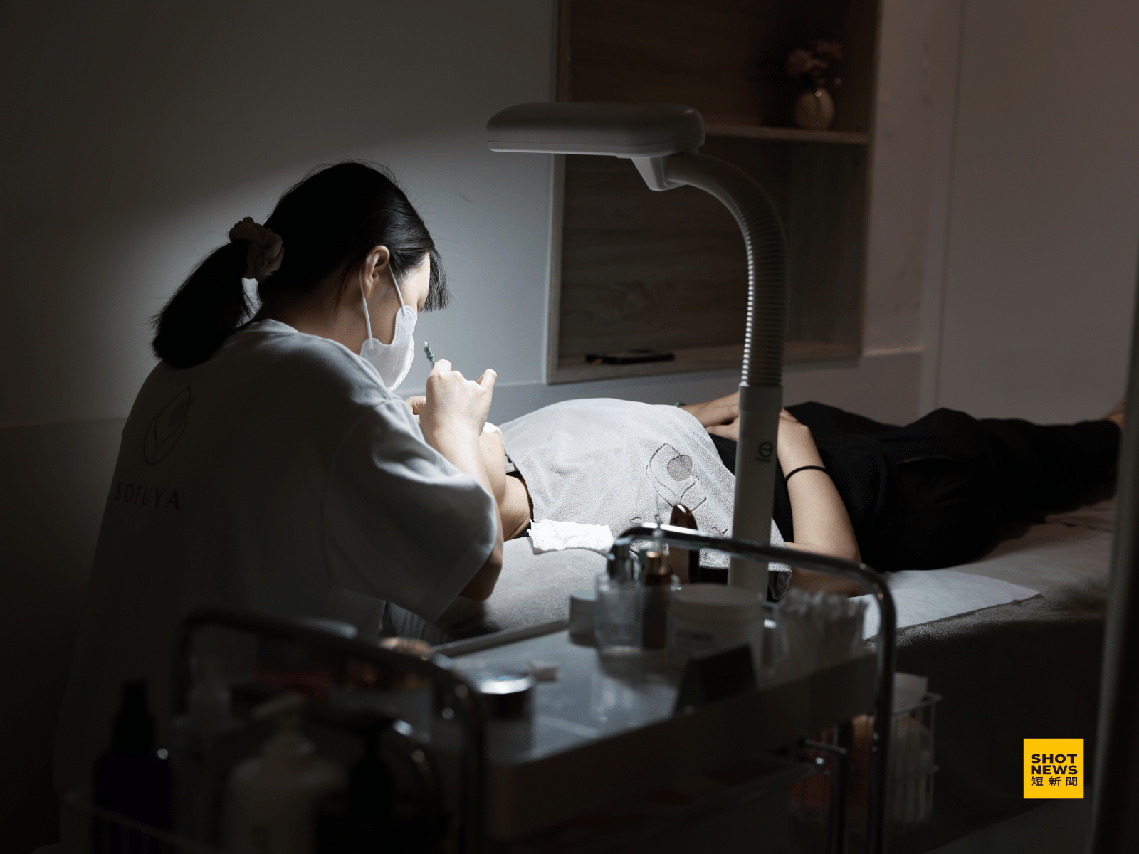 美容師正在為客戶清除粉刺等護膚服務。(劉祐龍攝影)