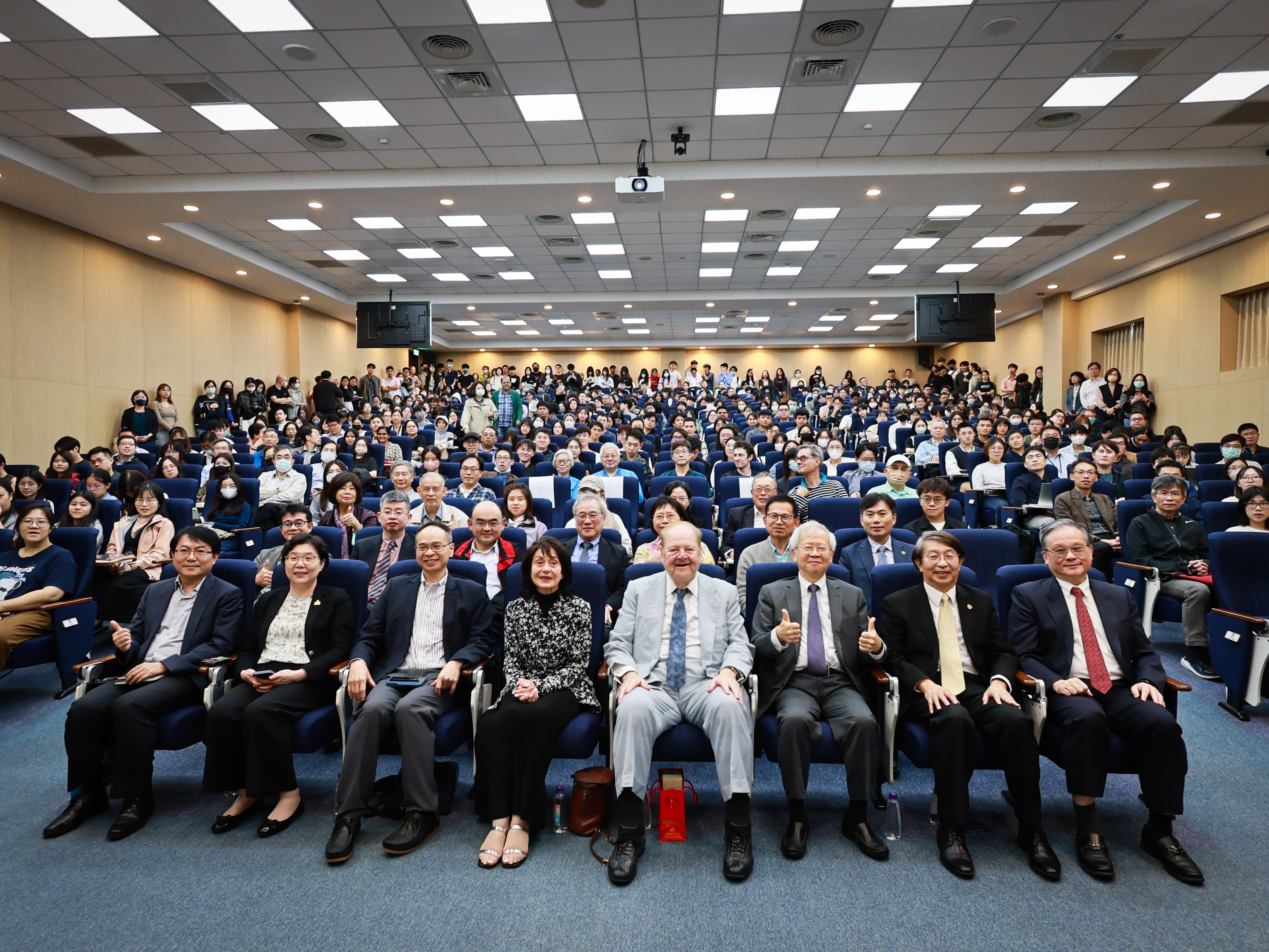 超過400名師生擠爆長庚大學工學大樓會議室。(攝/劉祐龍)