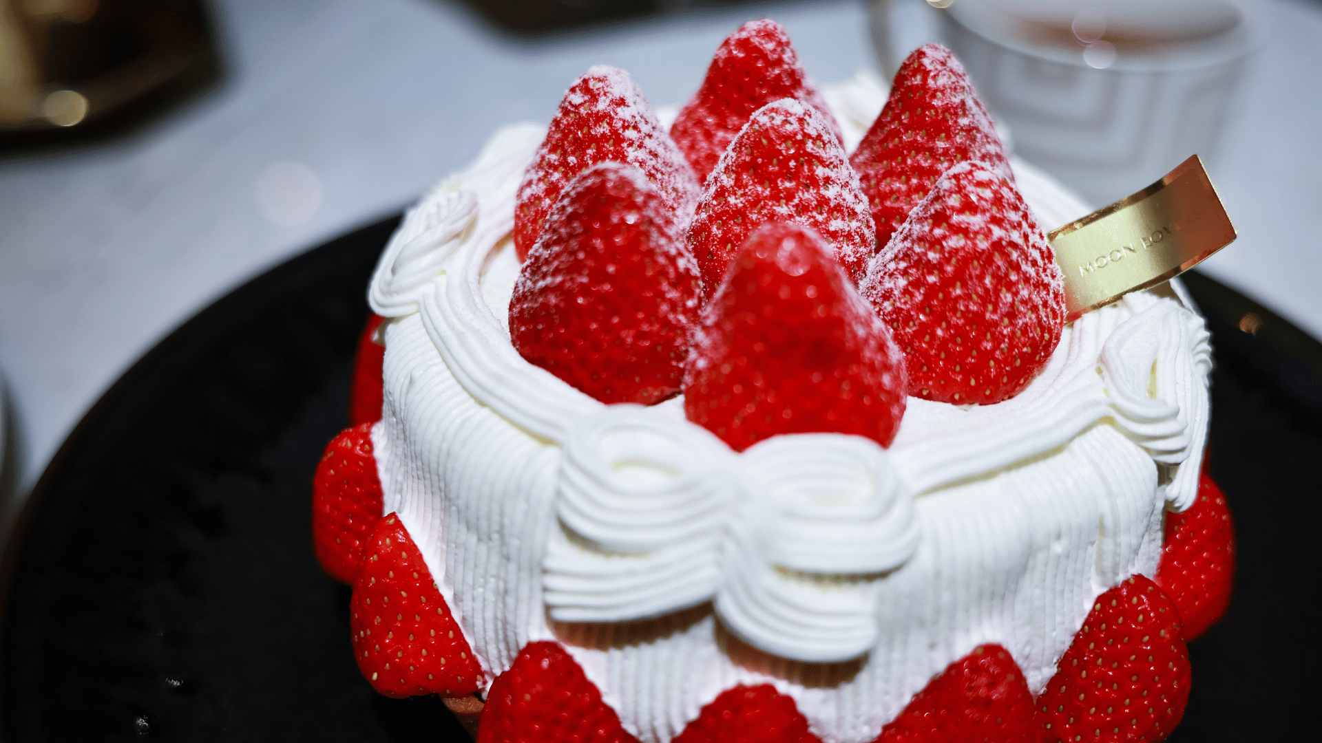 Dona說一顆蛋糕要用到 1 號、 2 號、3 號不同尺寸的草莓。