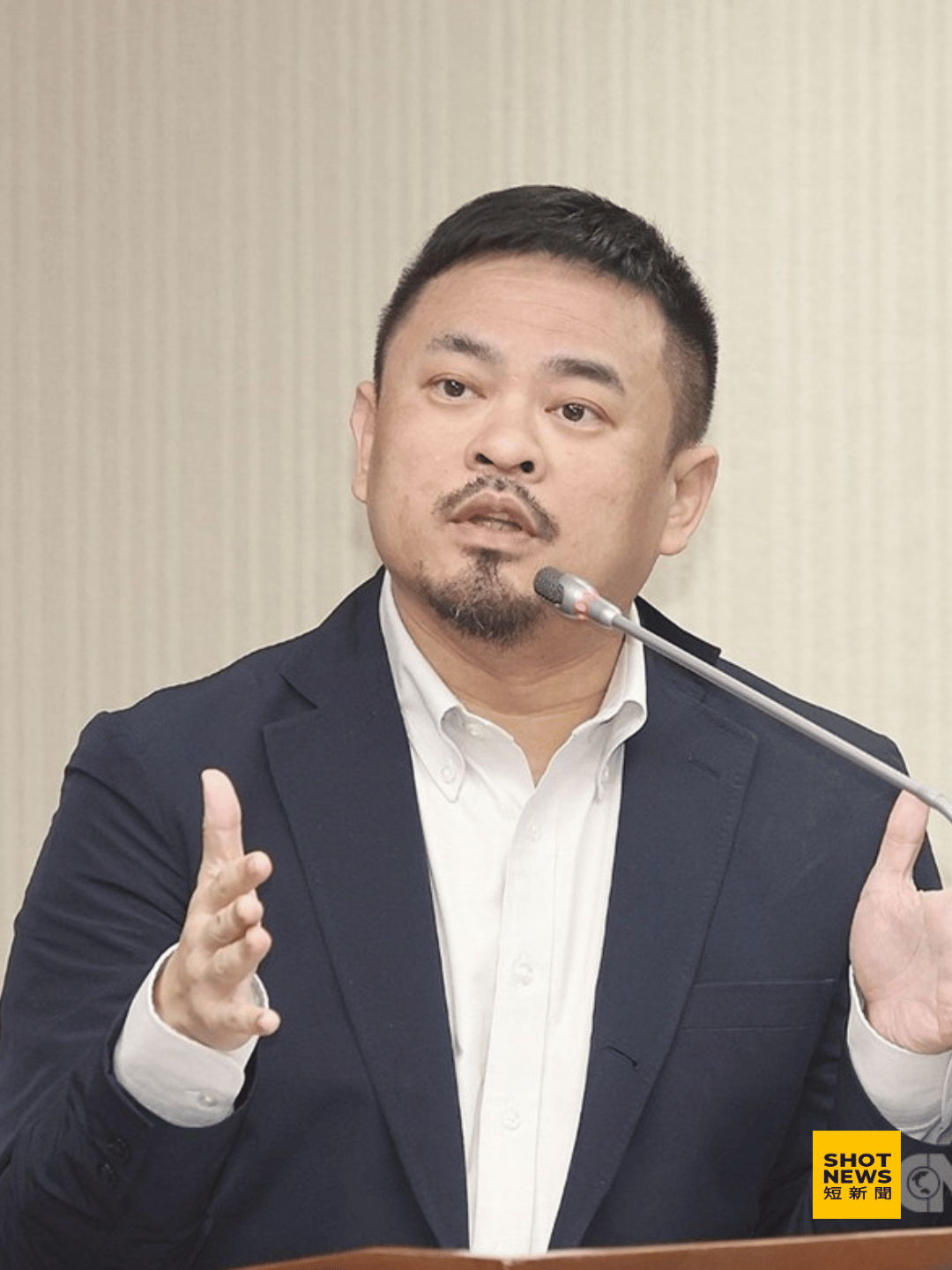 勞動部長洪申翰。