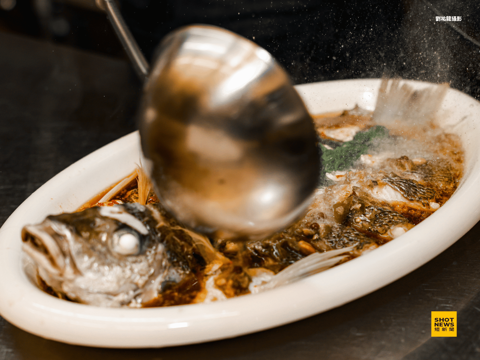 麥面子招牌菜之一「油淋雙味剁椒蒸魚」，主廚羅世超都會親自到基隆崁頂魚市場挑選當日新鮮魚貨食材，給客人最新鮮的味蕾饗宴。(劉祐龍攝影)