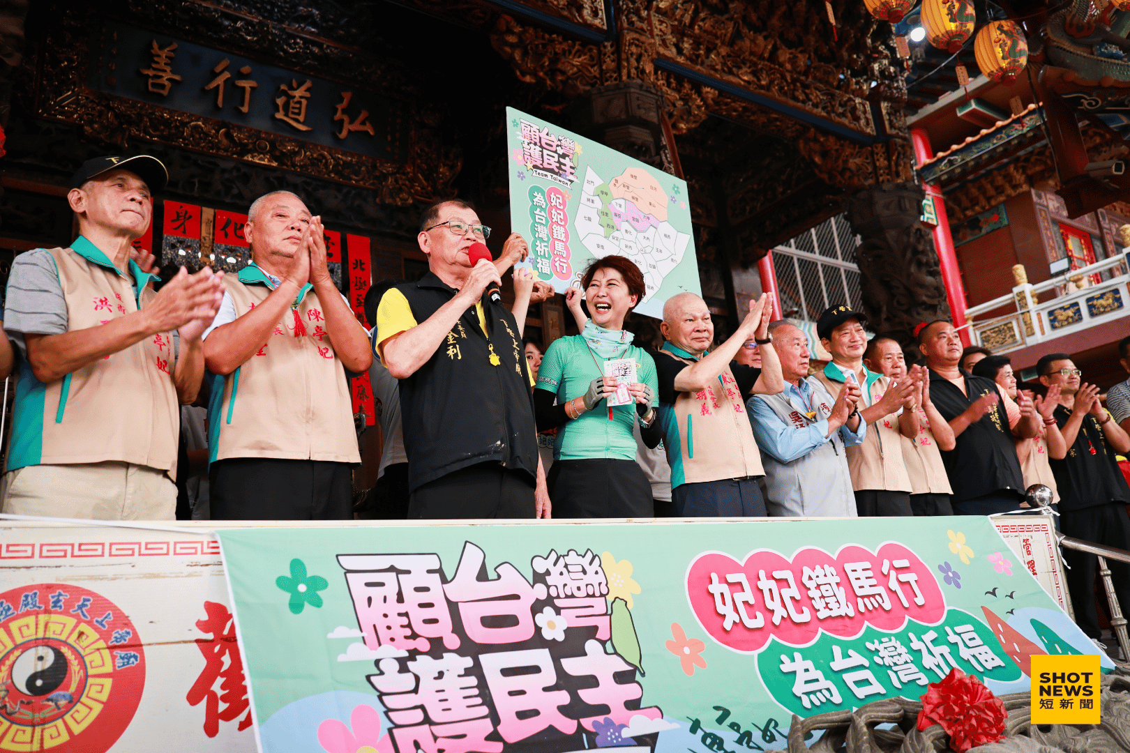 下營上帝廟主委姜金利熱情迎接陳亭妃鐵馬車隊。(劉祐龍攝影)