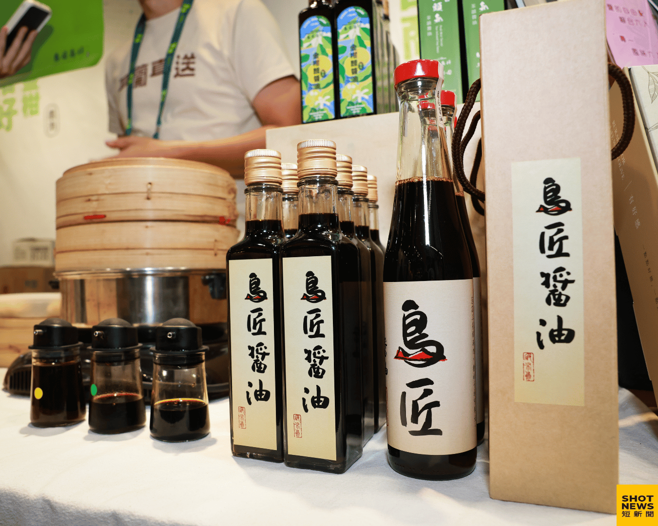 「島匠商行」堅持天然釀造，僅以黑豆、海鹽等五樣天然原料慢釀醬油。（劉祐龍攝影）
