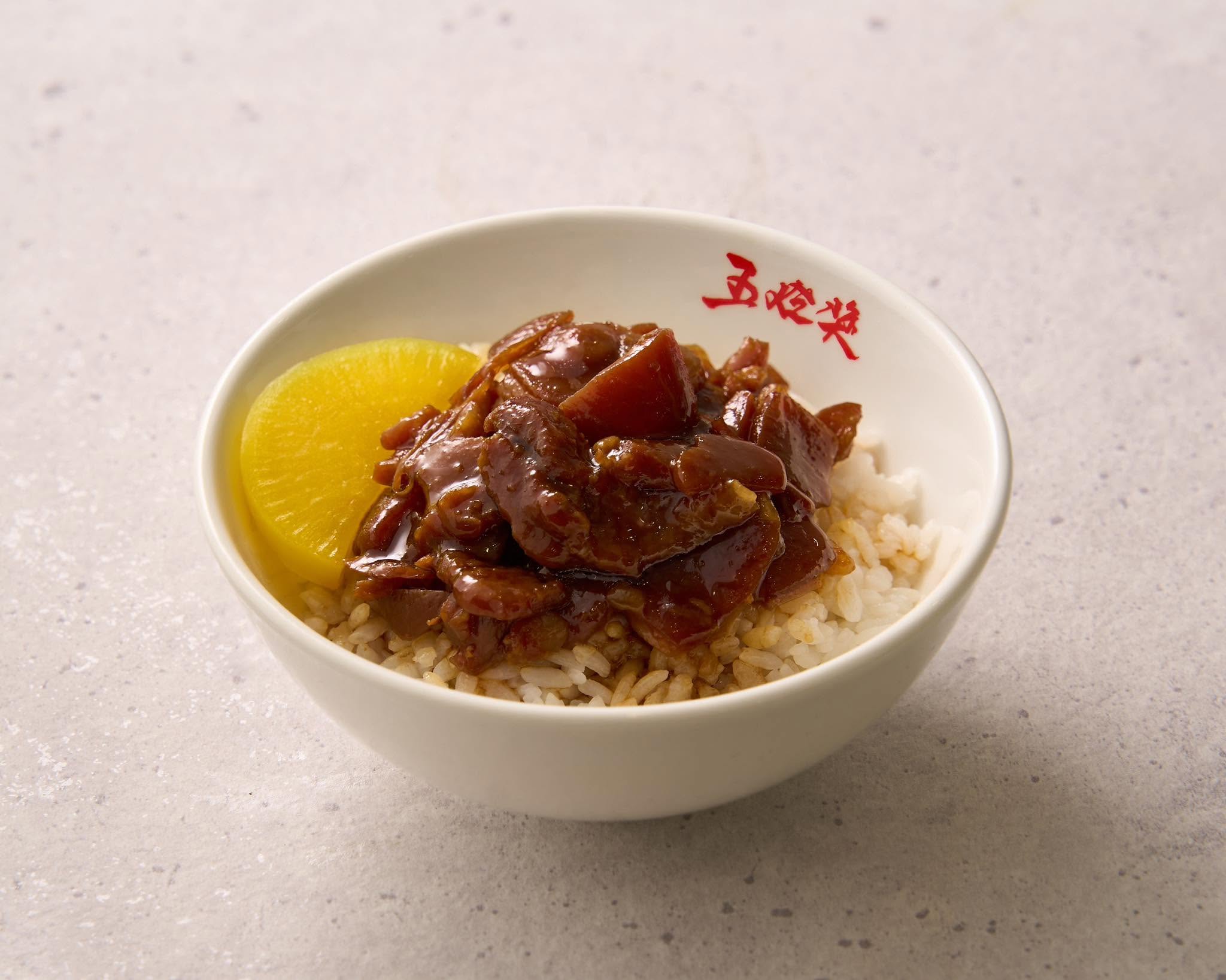 招牌滷肉飯,每日以獨門香料細火慢滷,是許多人心目中最經典的台味代表。(圖/ 擷取自五燈獎豬腳飯FB)