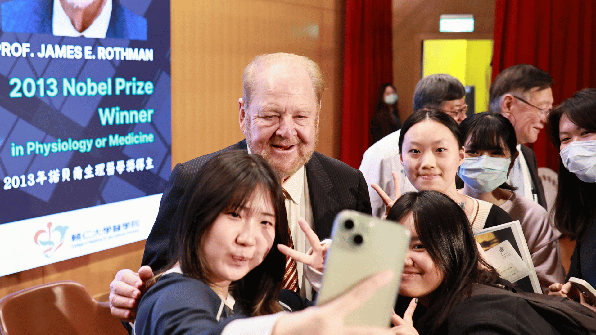 Rothman受到輔大師生歡迎。（攝/劉祐龍）