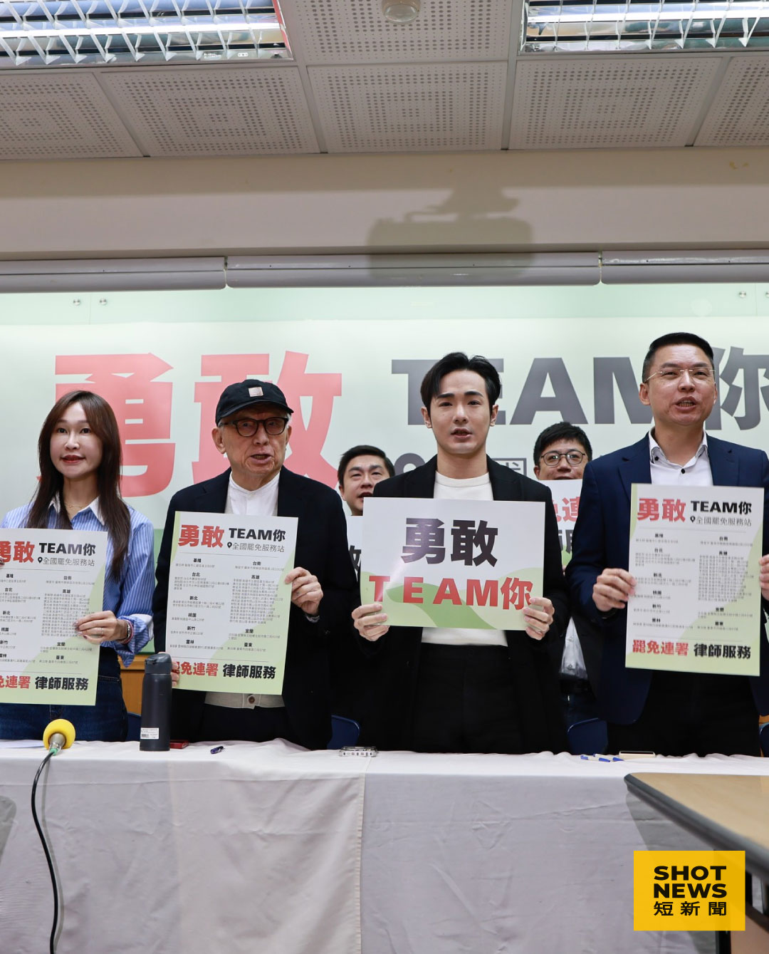 全台罷免藍委案進入第二階段 綠營黨公職服務處參戰代收連署書(圖：劉祐龍攝影）