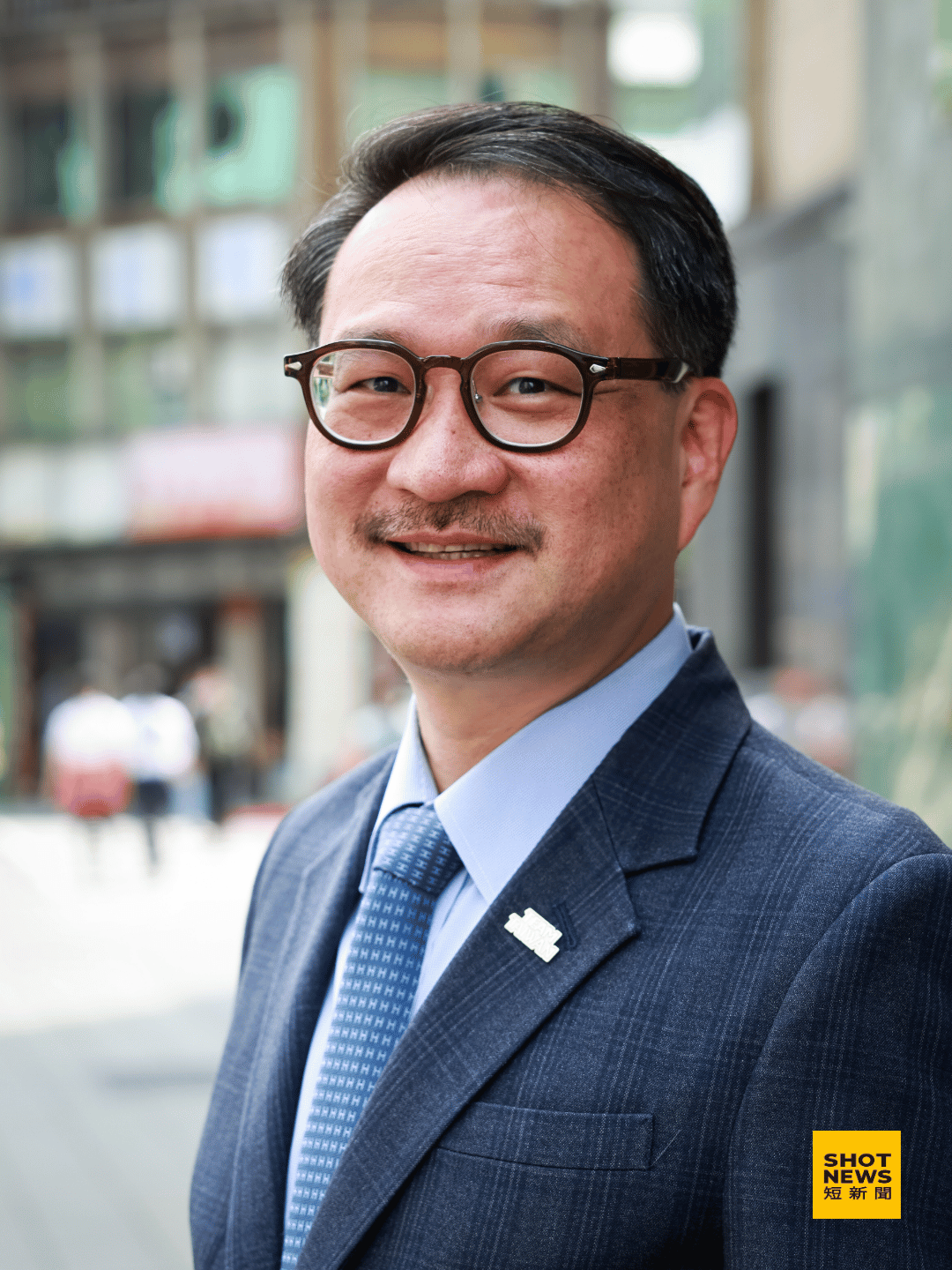 通訊軟體仍用著任職僑委會期間的照片，是阮昭雄擔任政務官的起點。(劉祐龍攝影)