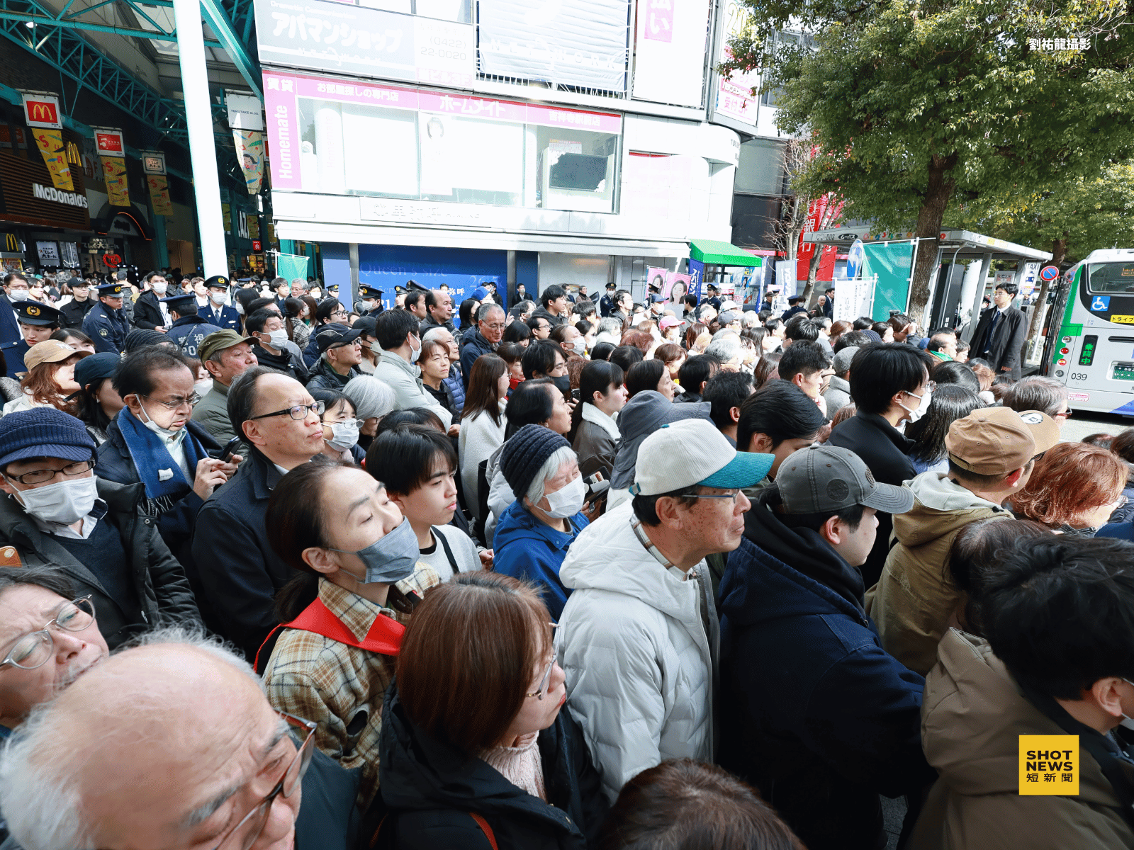 這次日本大選，民眾自發性參與聆聽政治演說的人數，明顯增加許多。(劉祐龍攝影)