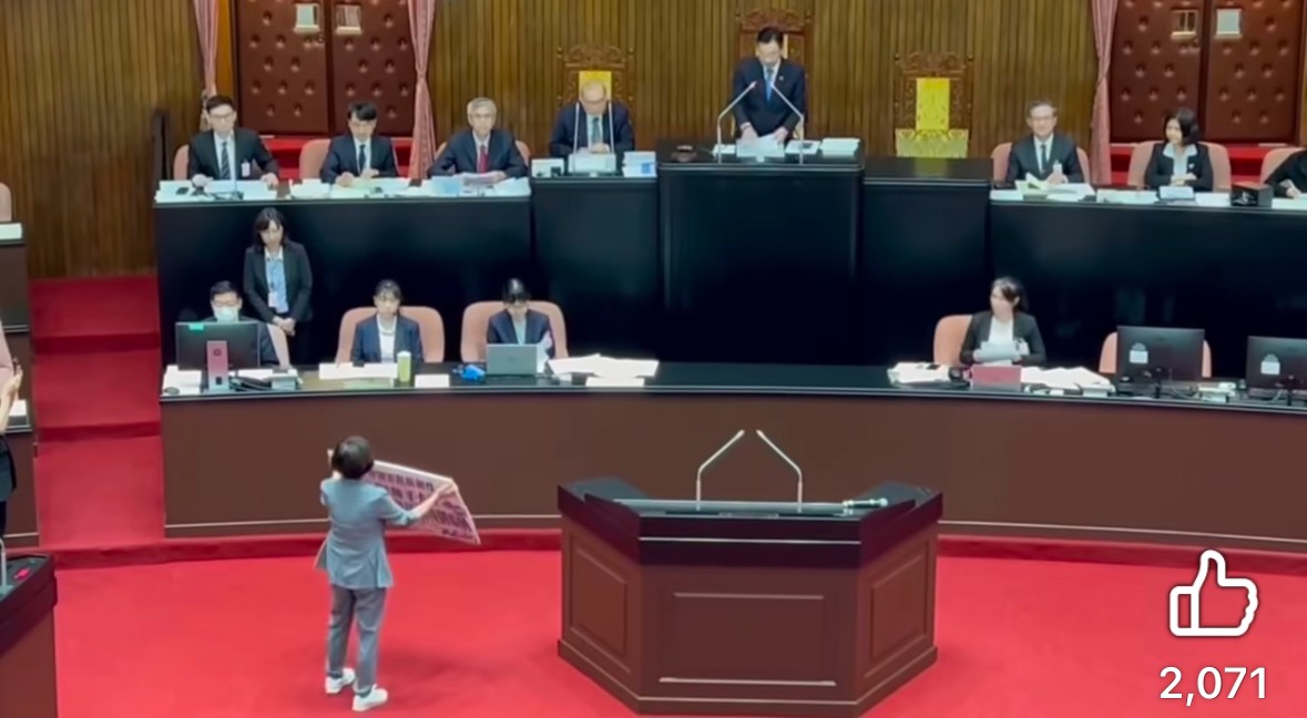 民進黨立委何欣純向立法院副院長江啟臣喊話，要支持台中的無人機產業轉型。(何欣純臉書)