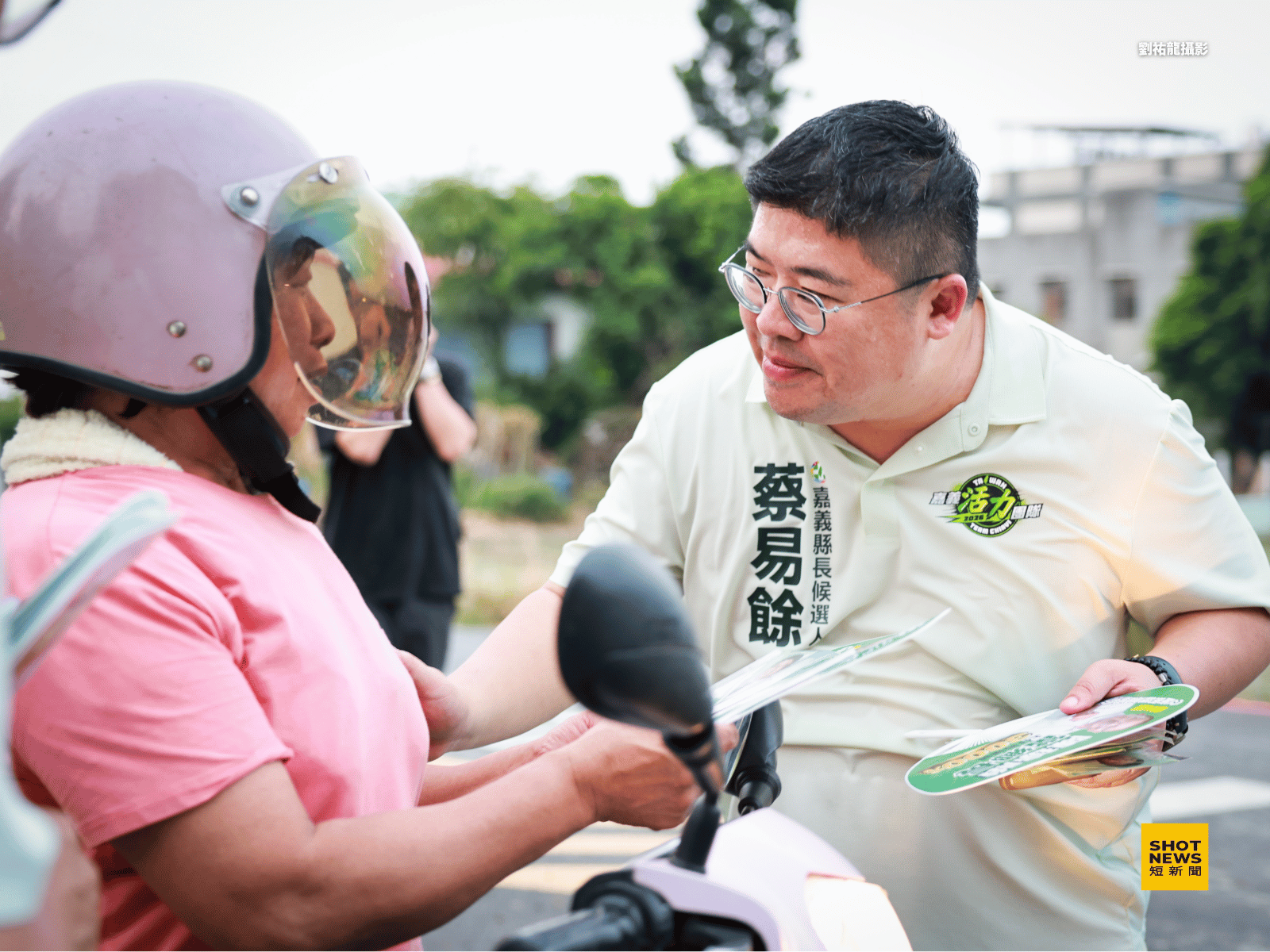 蔡易餘深入地方基層第一線,與選民拜票,姿態親民柔軟。(攝影:劉祐龍)