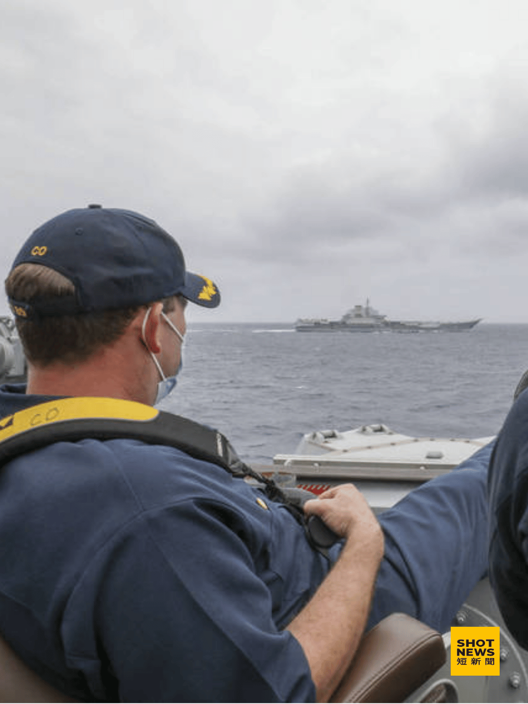 2021年4月，美國海軍公布「馬斯廷號」艦長翹腳監看中共航空母艦「遼寧號」的照片。(美國海軍)