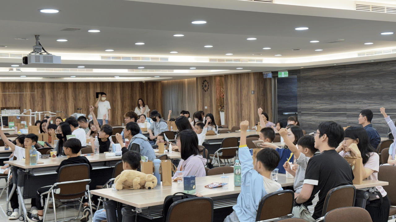 喜光全光譜「光健康親子體驗營」，呂宥萱醫師分享正確光環境與護眼觀念，現場氣氛熱絡（圖／喜光全光譜提供）