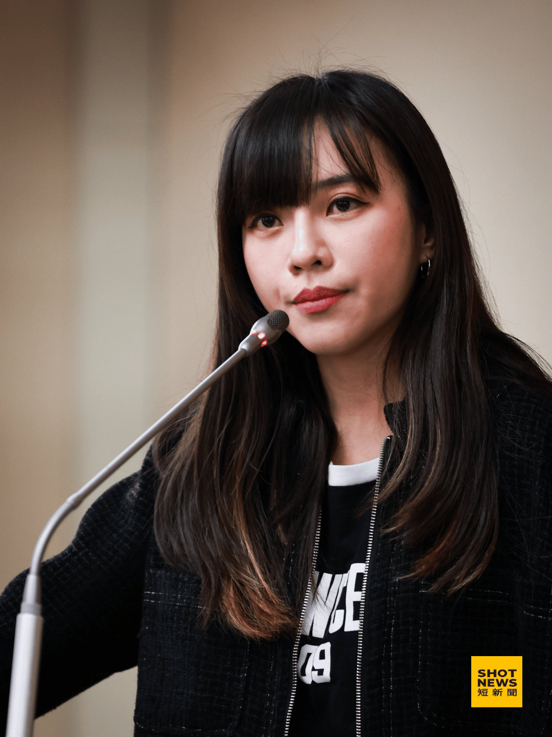 民進黨立委黃捷於質詢時,李貞秀未經推舉代理主席,因此痛批:藍白陣營「小動作不要那麼多」,直指此舉根本是「合法掩護非法」。(劉祐龍攝影)