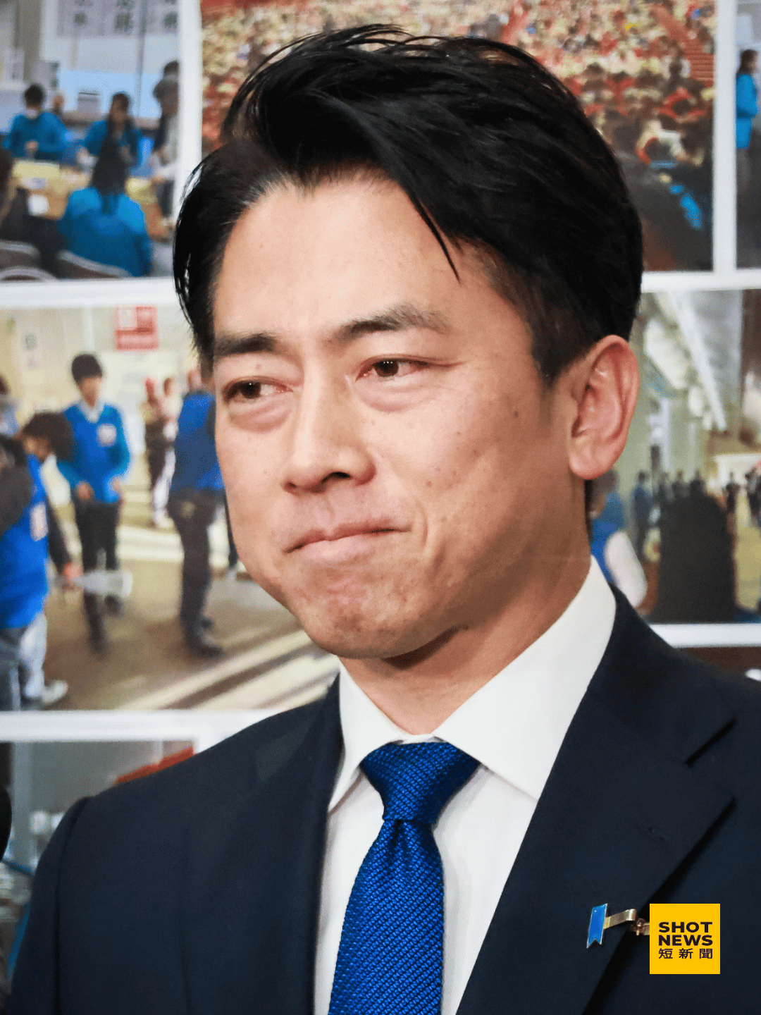 小泉進次郎發言時,數度哽咽、眼眶泛淚,壓抑著自己思念的情緒。(劉祐龍攝影)