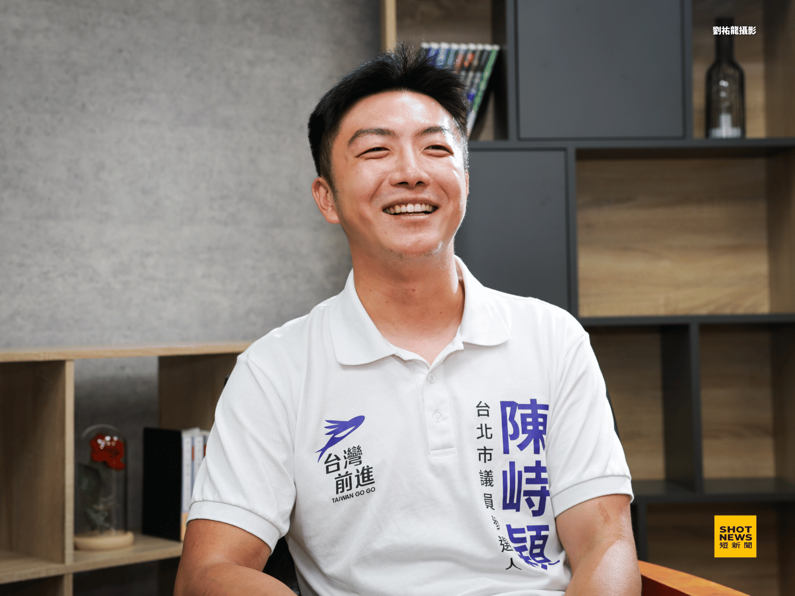 毫無政治背景的陳峙穎勤跑基層，二十四歲成功逆襲當選里長。（攝影：劉祐龍）