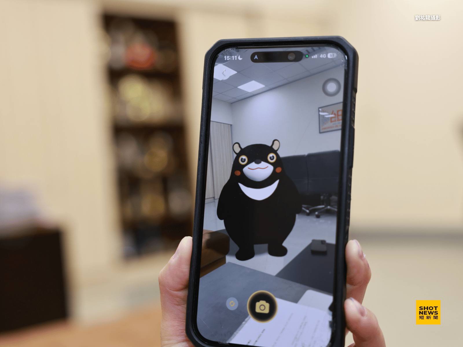 高閔琳秀出高雄觀光旅遊 App，可以在任何一個景點，秀出高雄熊一起合照的功能。（攝影：劉祐龍）