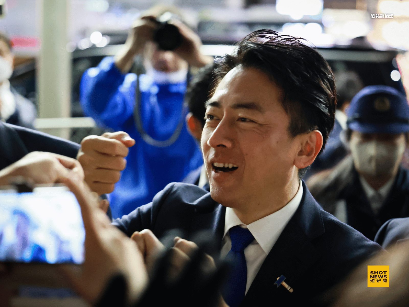 小泉進次郎演說完畢後，仍積極與民眾熱情互動。(劉祐龍攝影)