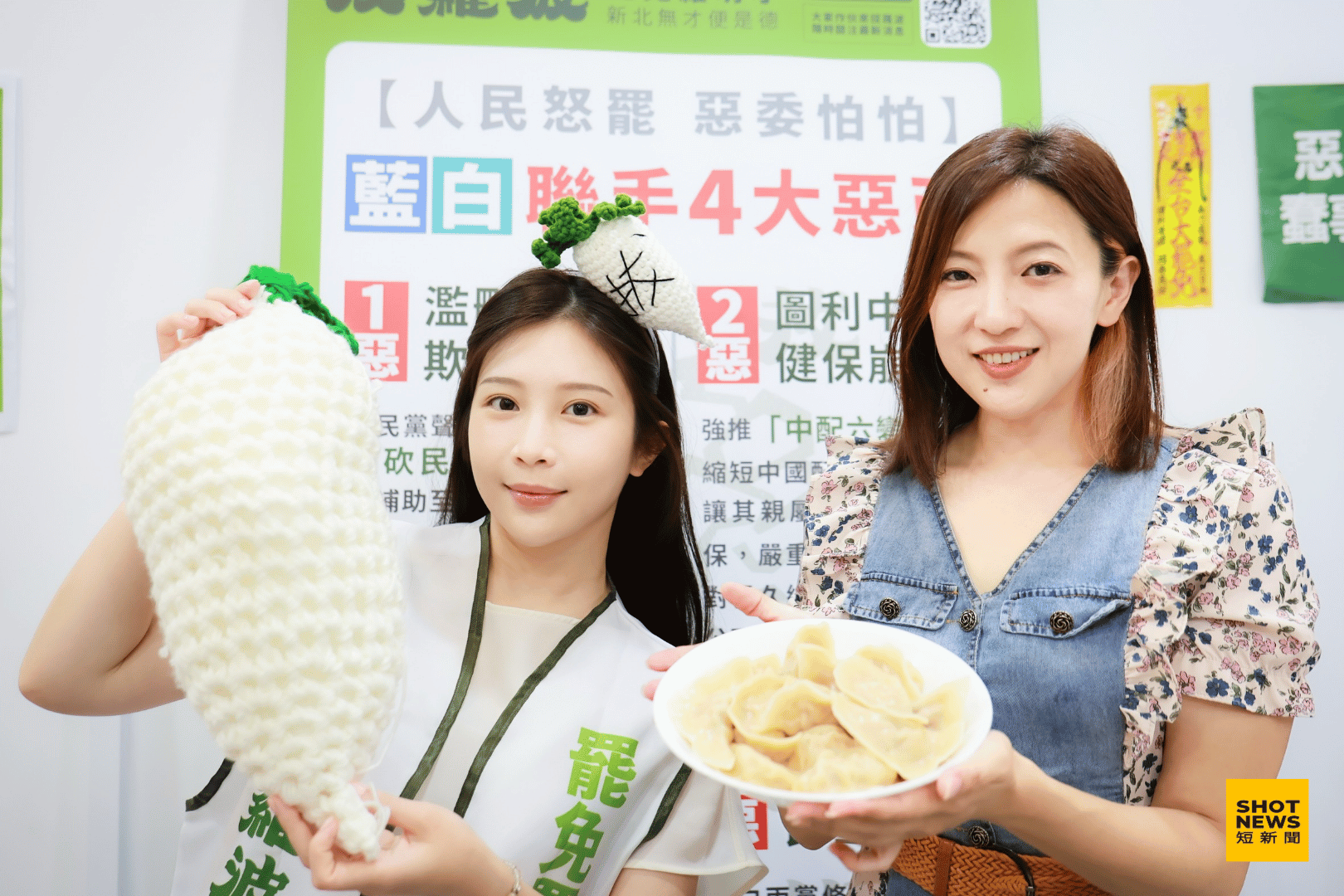 藝人鄭家純與民進黨新北市議員陳乃瑜現身「拔羅波」總部，為罷免羅明才二階段連署做最後衝刺。(劉祐龍攝影)