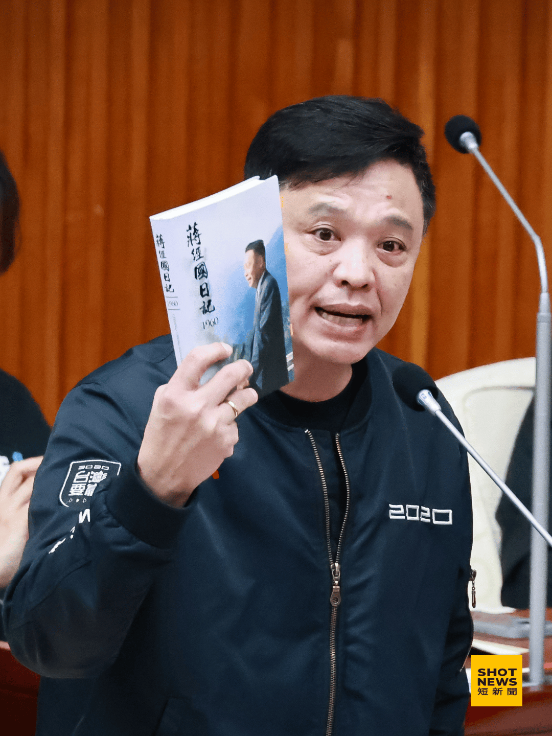 台北市議員洪健益拿出《蔣經國日記》贈送給台北市長蔣萬安，提醒蔣要傳承反共精神。(劉祐龍攝影)