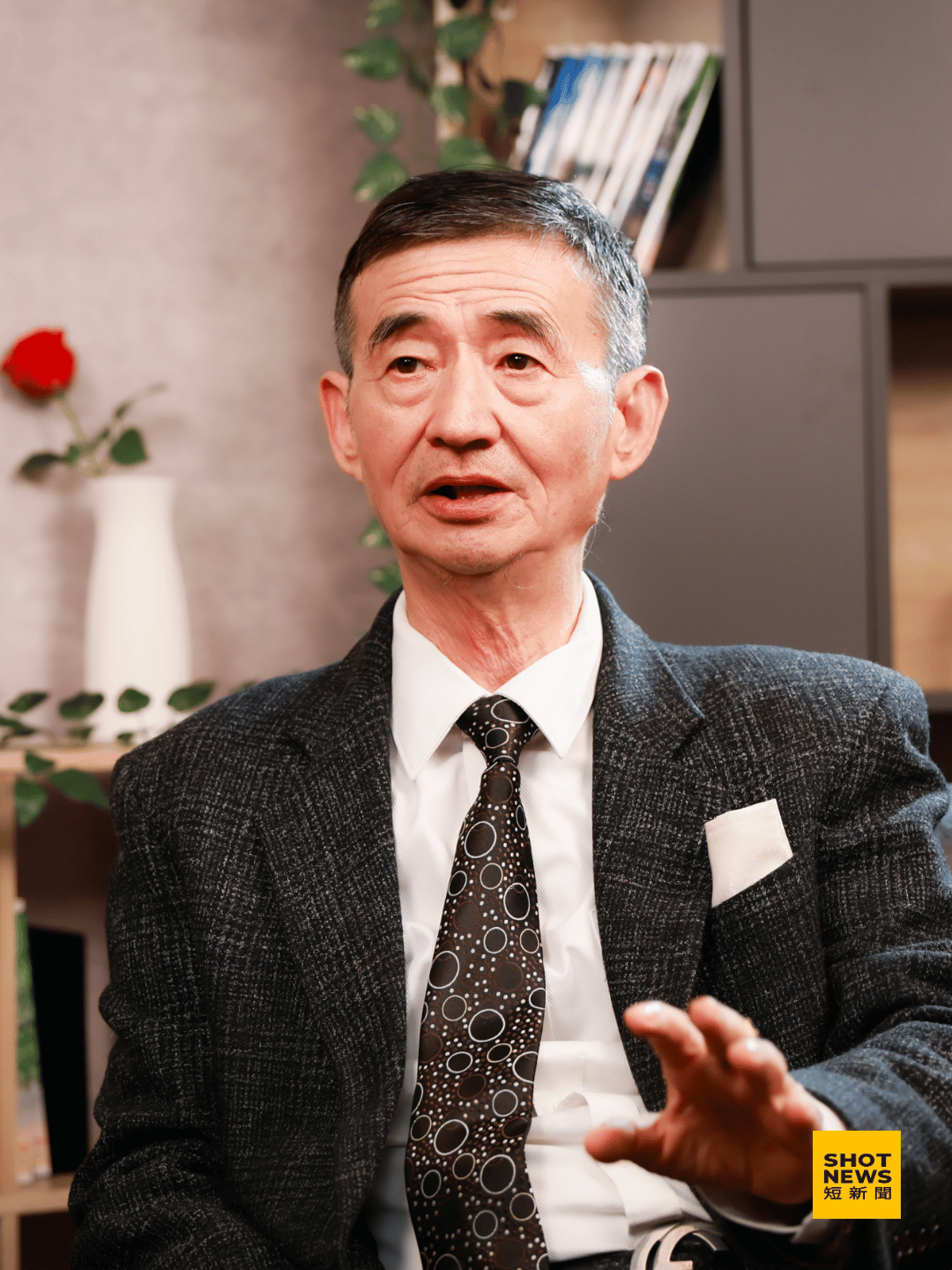 吳祥輝憶起當年面對國民黨政府特務與跟監的防範方法。(劉祐龍攝影)