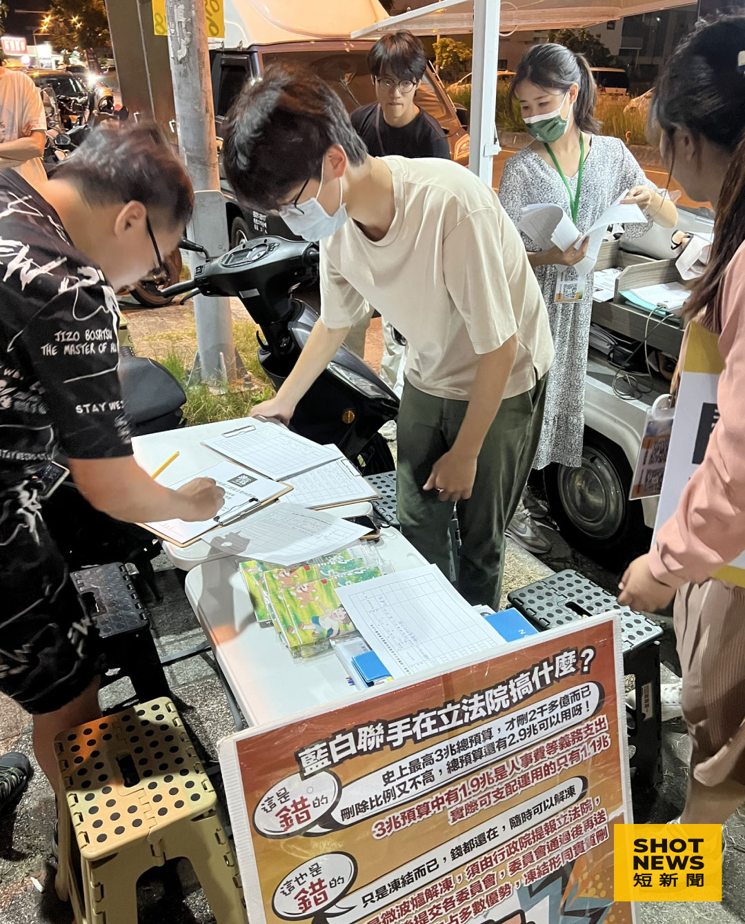 民眾現場參與罷免林思銘連署（圖：謝亦然攝影）