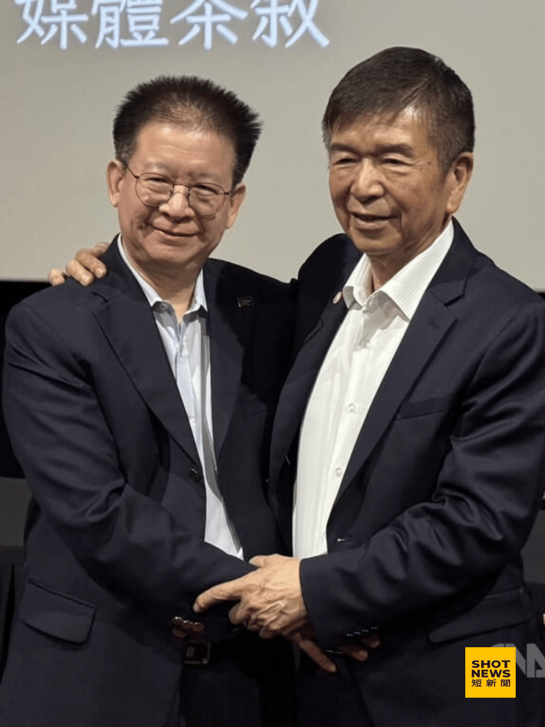 電影「拒絕聯考的小子」數位修復版20日在新加坡舉行全球首映會，導演徐進良（右）、新加坡電影協會主席陳繼賢（左）出席媒體茶敘與相關活動。（中央社)