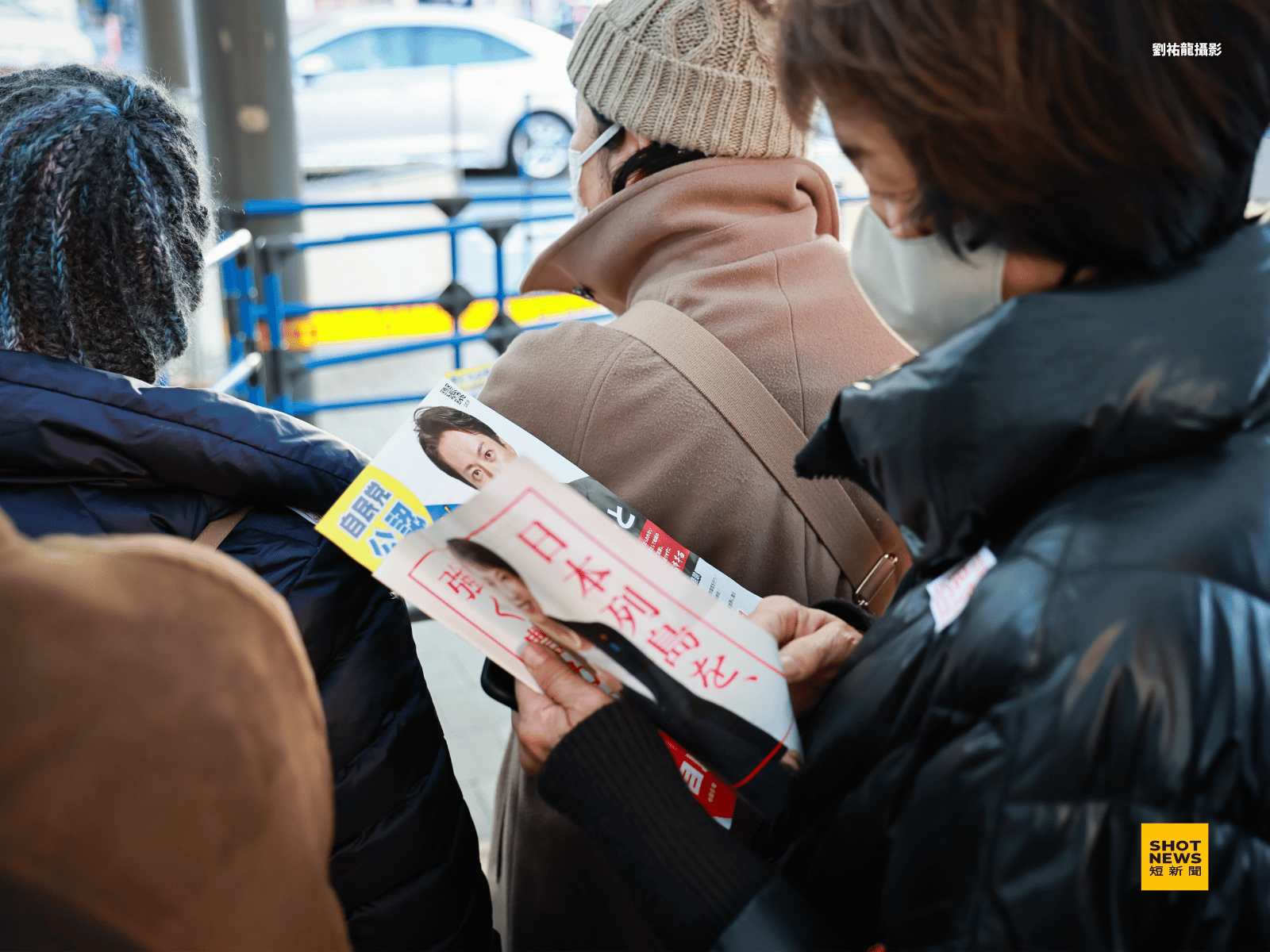 選舉現場許多民眾除了聆聽演講，幾乎人手一份文宣，對於此次大選的參與程度相當積極。(劉祐龍攝影)
