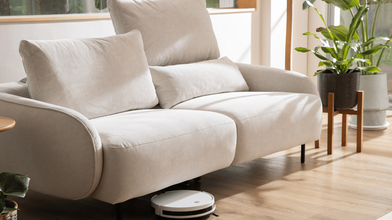 高腳設計沙發提升空間輕盈感，讓日常清潔更輕鬆無負擔（圖／hoi!好好生活提供）