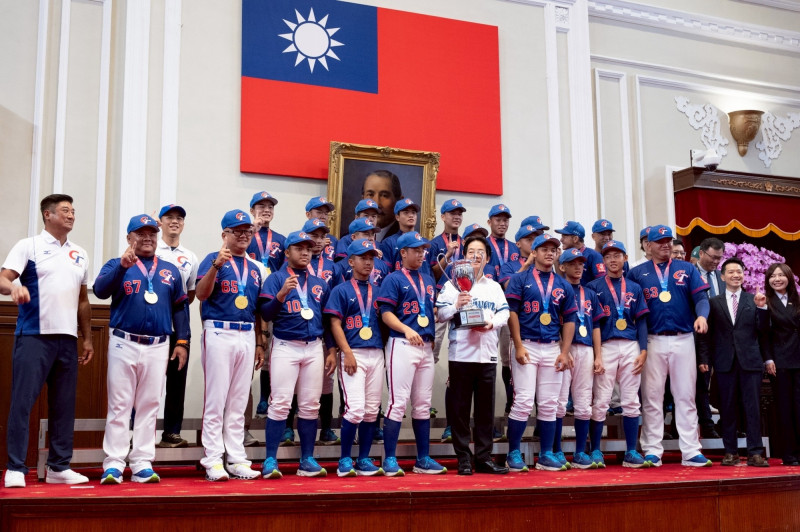賴清德接見三冠軍棒球隊 讚小將臺灣英雄