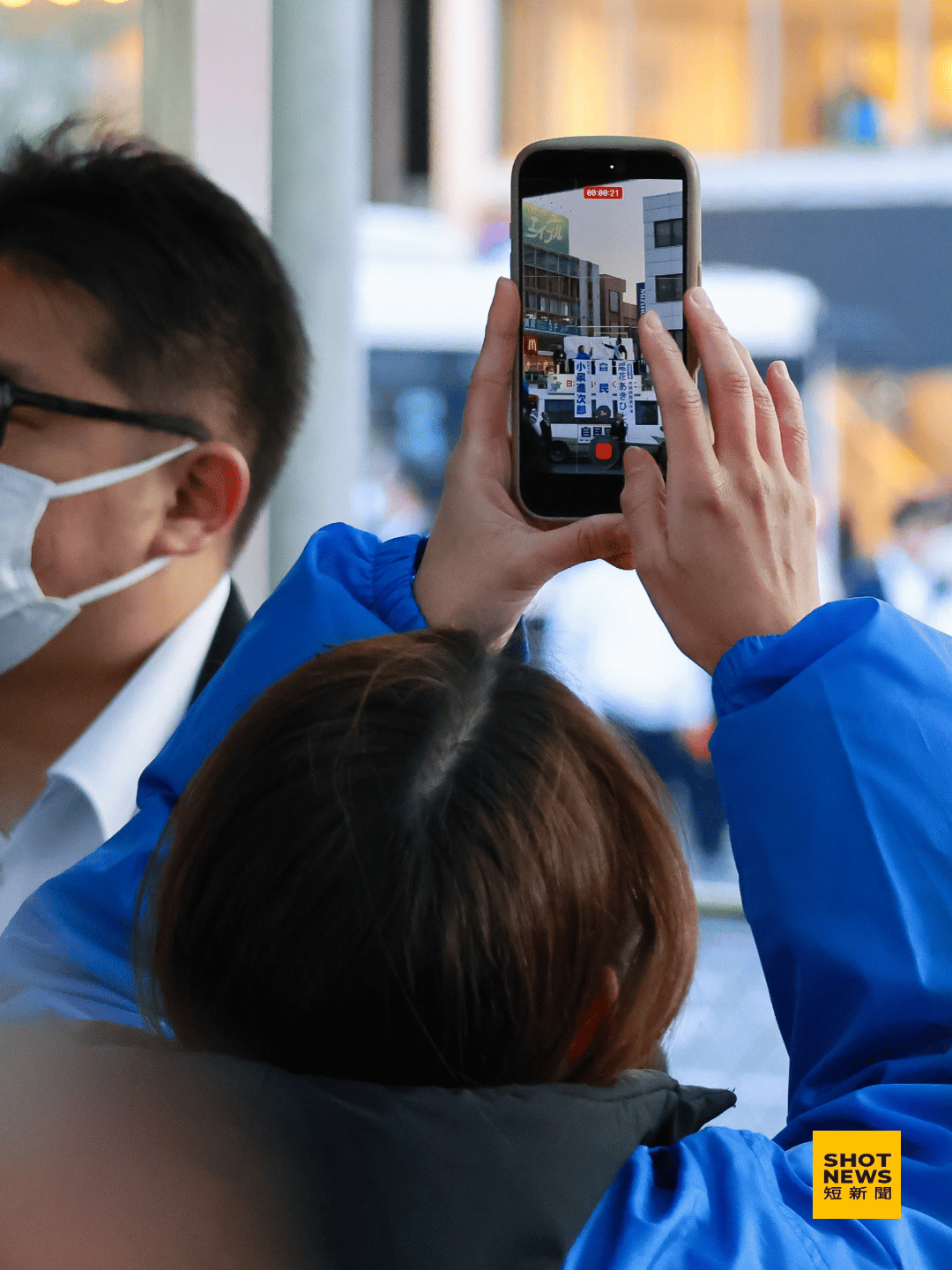 日本民眾在等待演講時，特意錄影分享活動現場的情況。(劉祐龍攝影)